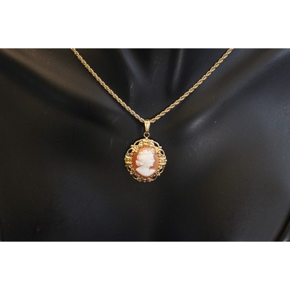 Gold-tone Pink and White Cameo Pendant Necklace - Picture 6 of 10
